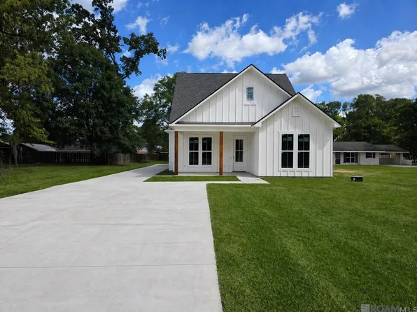 12079 Pendarvis Ln, Walker, LA 70785