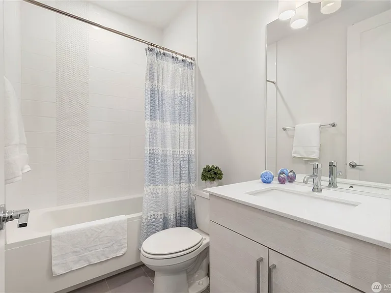Main bathroom for the other 2 bedrooms