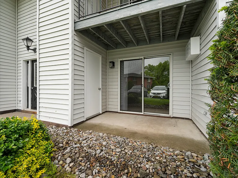 Old Carriage House Apartments — Photo 2