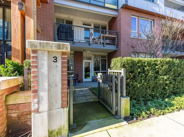 2651 Library Ln #3, North Vancouver, BC V7J 0C1