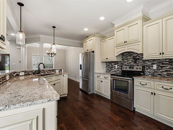 4th image of 221 Chelsa Ct