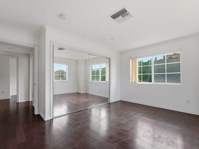 700 S Ardmore Ave #304 — Photo 23