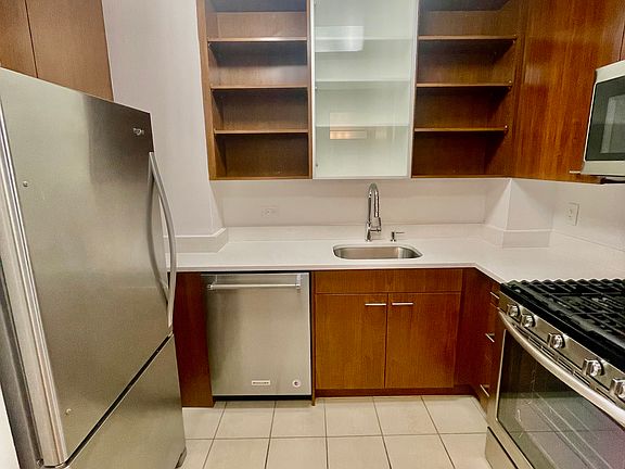 3rd image of 130 W 15th St APT 6M