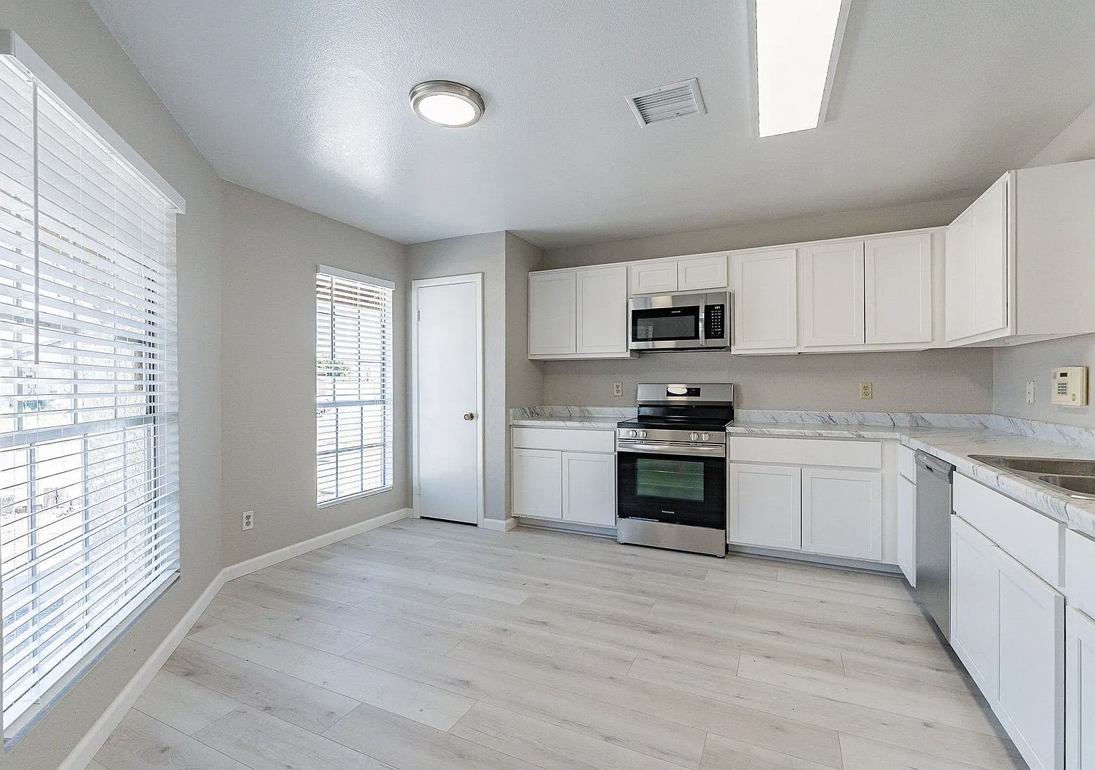 Complete Upgrade 3 Bed 2 Bath in Great Area! — Photo 4