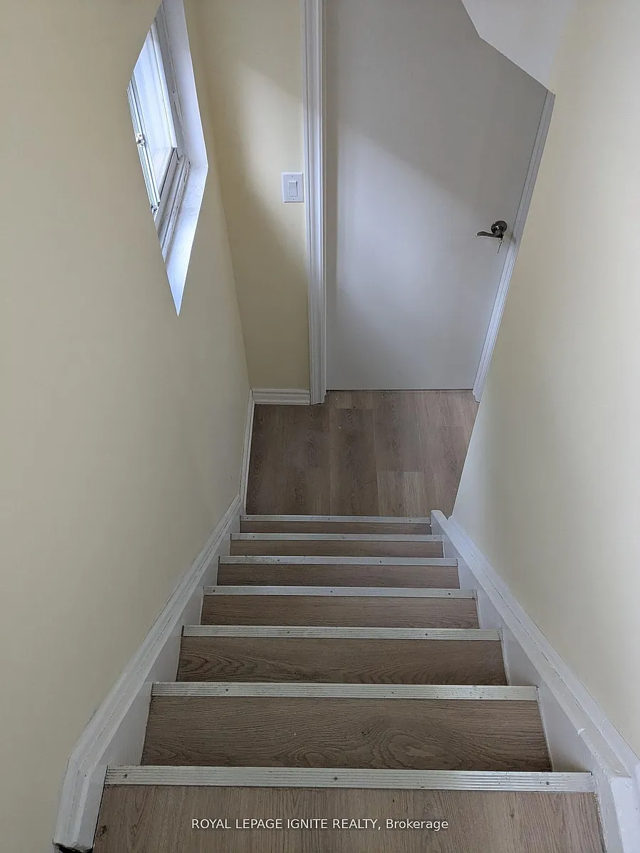 Building Photo - 15 Beacham Cres #BASEMENT