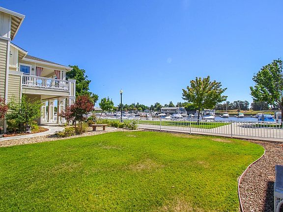 2nd image of 1003 Park Ln