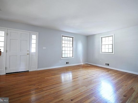 4th image of 1207 Saint Francis Ln