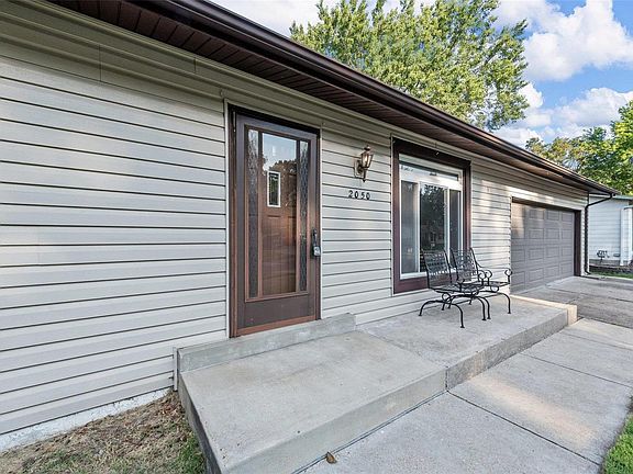 3rd image of 2050 Lindsay Ln