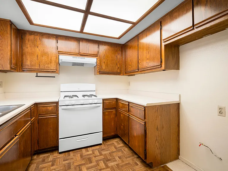 330 Pioneer Dr #6 — Photo 9