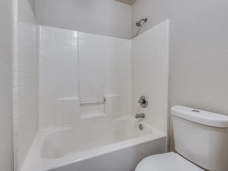 321 Queens Ct S — Photo 8