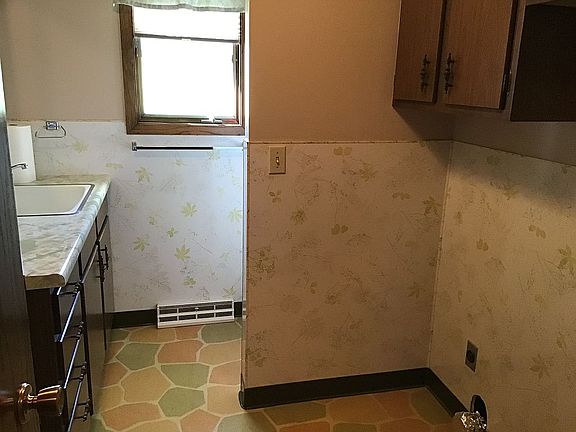 Utility bathroom w/shower