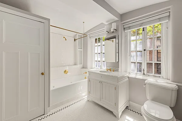 Sold by Sotheby's International Realty | media 9