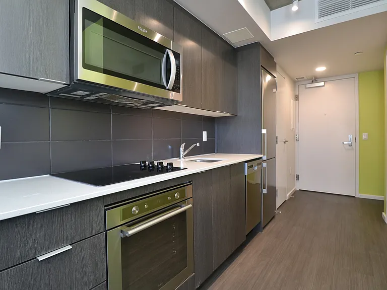 105 Champagne Ave S — Photo 81