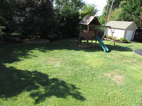 3rd image of 126 Woodrush Dr