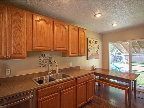3rd image of 932 Sherwood Dr