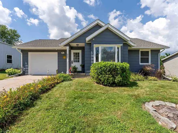 821 S D Ave, Washington, IA 52353