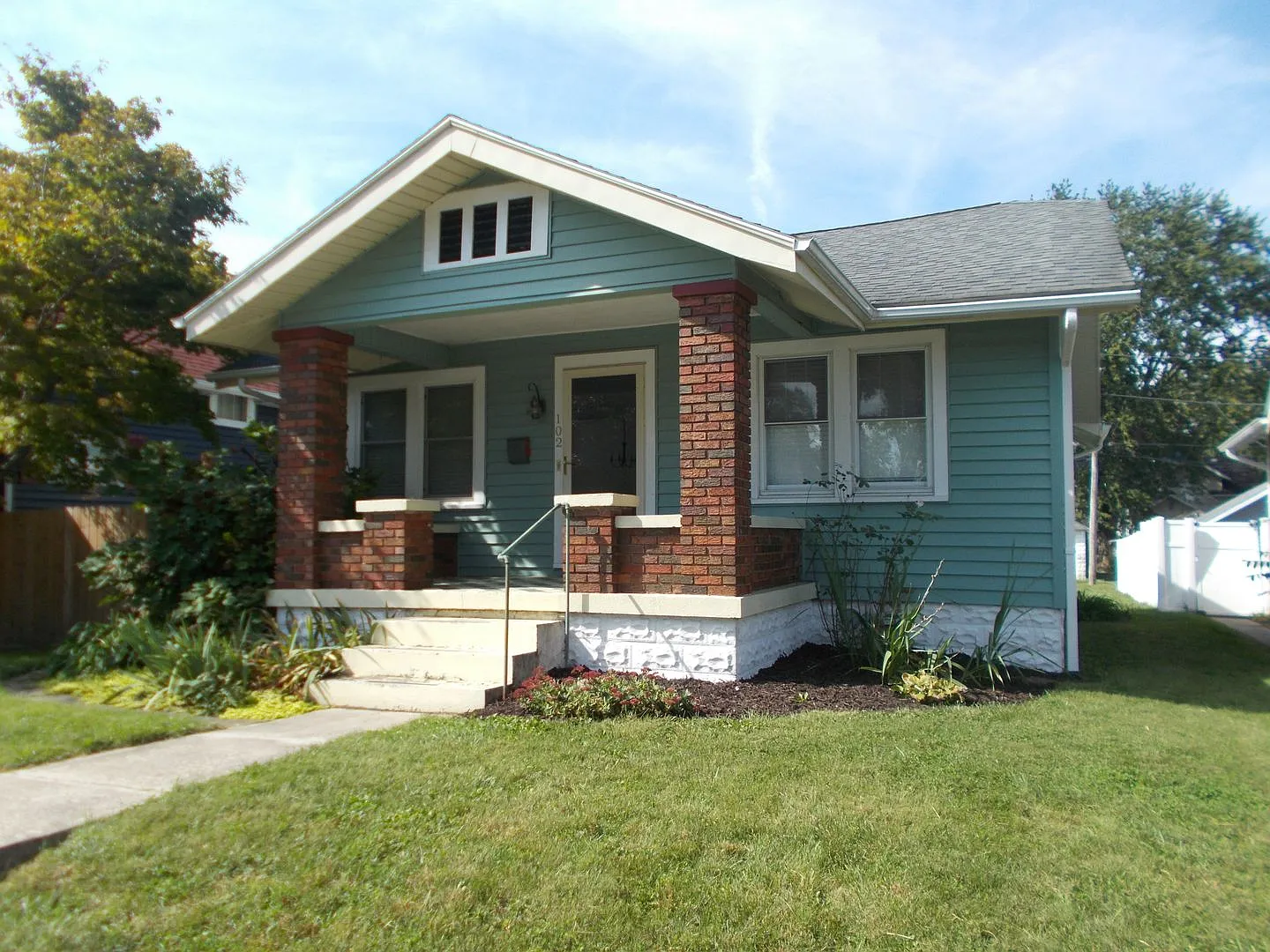Charming 2-Bedroom Bungalow with Detached Garage & Beautifully Landscaped Yard! — Photo 2