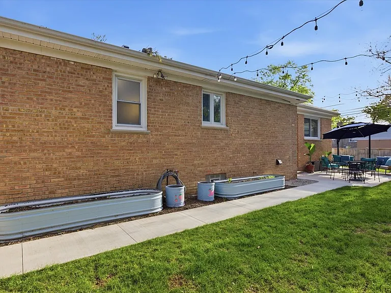 9237 Lincolnwood Dr — Photo 45