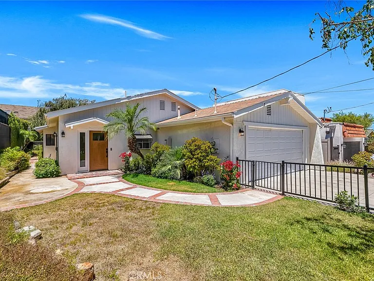 221 Acacia Ln — Photo 2