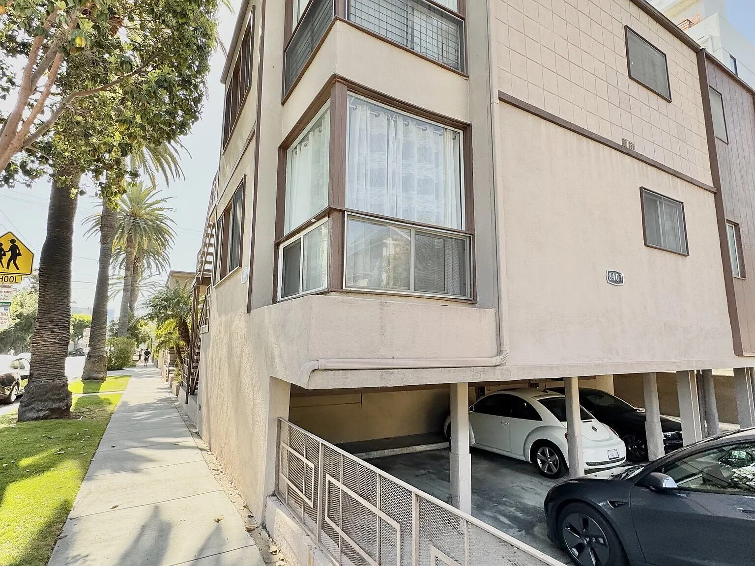 Recently Renovated Melrose Place 1 Bedroom Apartment with Modern Kitchen, Updated Appliances, Cov... — Photo 3