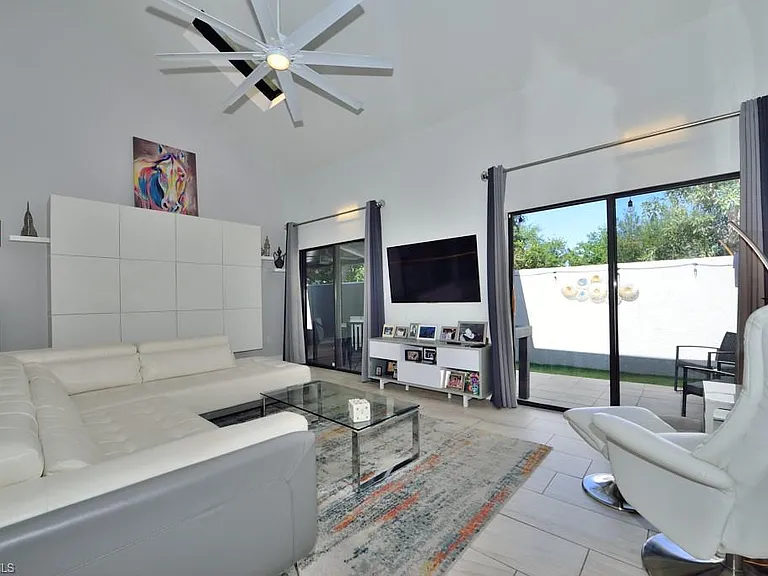 878 Meadowland Dr #B — Photo 2