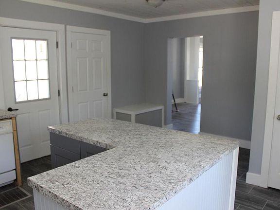 5th image of 127 Eastmanville St