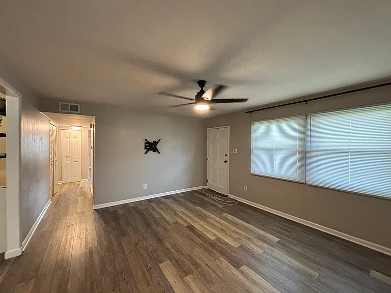 1711 Sarasota Ct — Photo 9