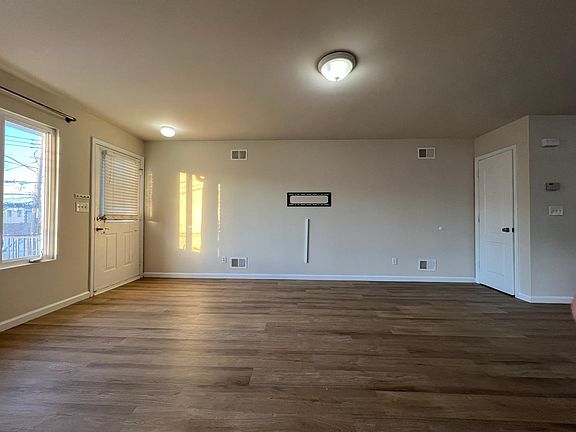 4th image of 990 Olympia Blvd