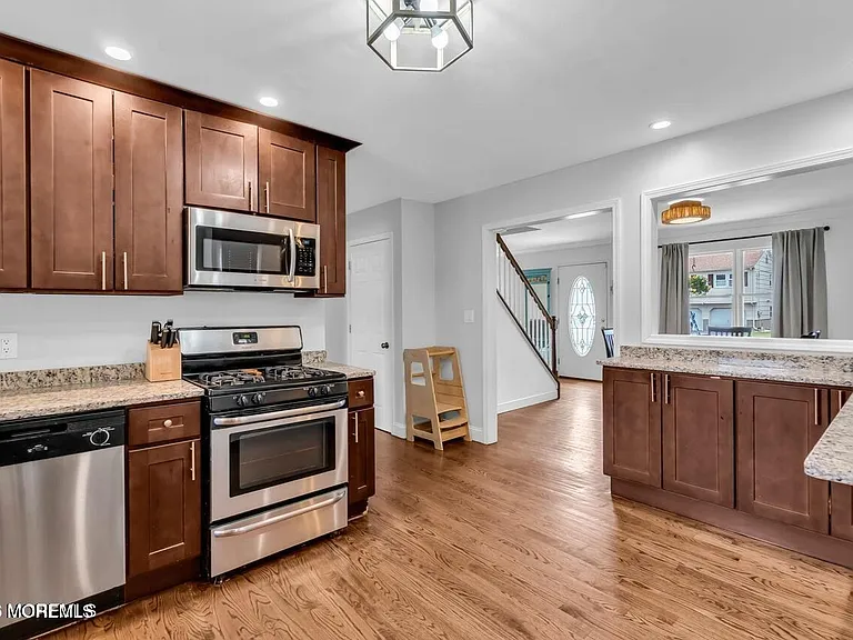305 Hudson Dr — Photo 5