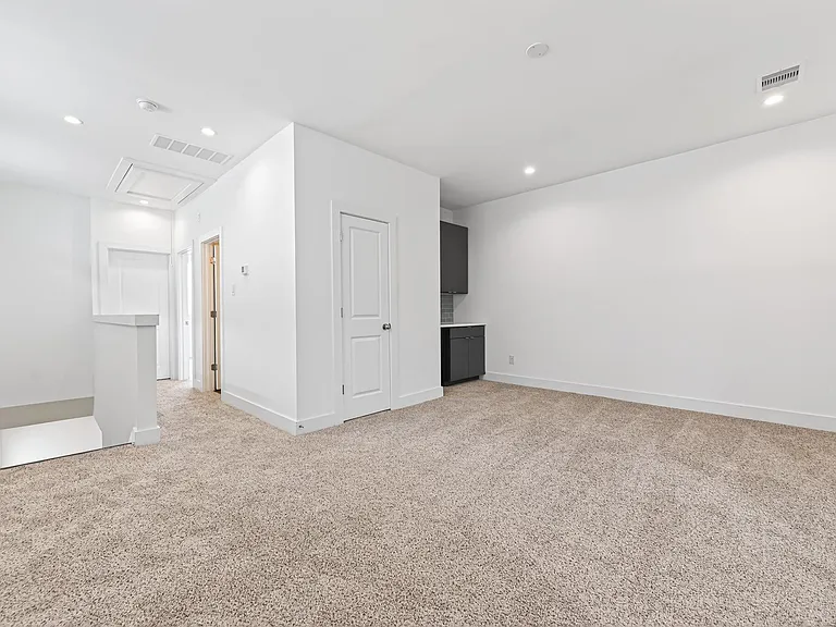 5841 Dolores St — Photo 35