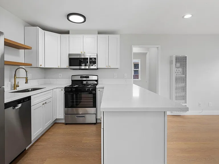 1107 E 3rd St #B — Photo 4