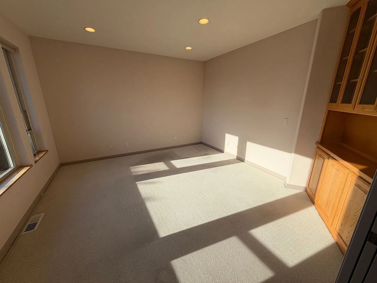 Huge 3 bed, Office, 2.5 Bath — Photo 2