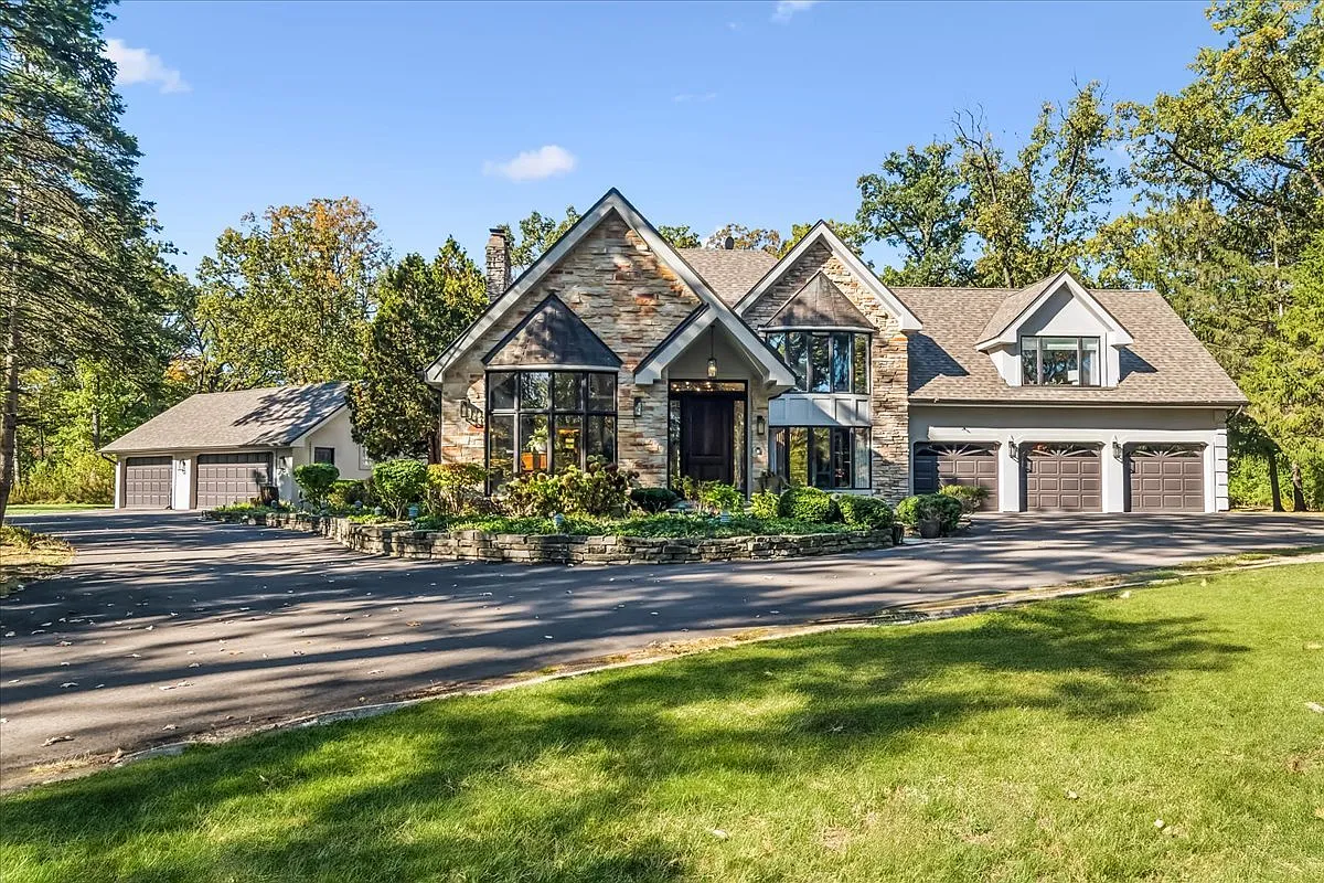 1370 Woodland Ln photo 1