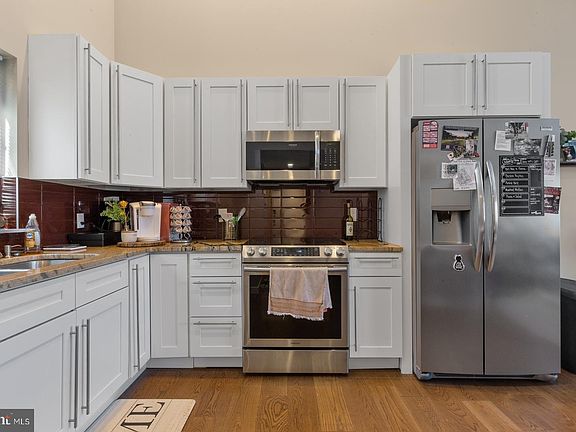 2nd image of 1142-44 Crease St #2L
