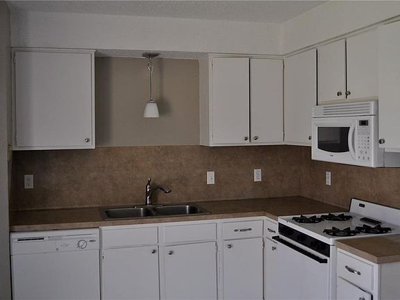 3rd image of 2516 Dove Springs Dr