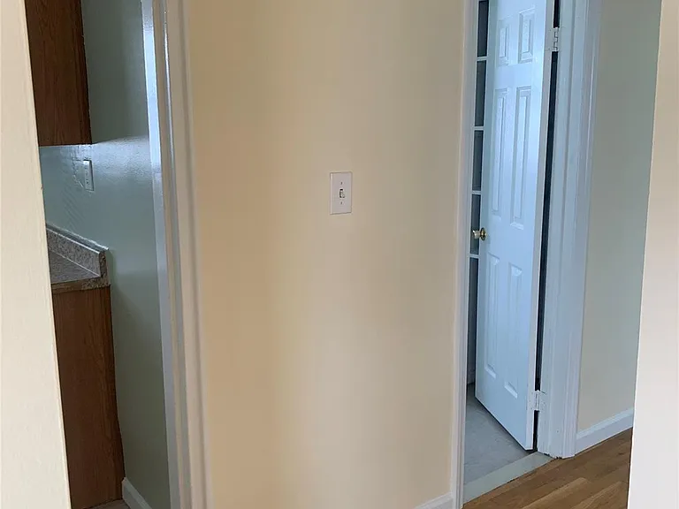 431 E Chester St — Photo 10