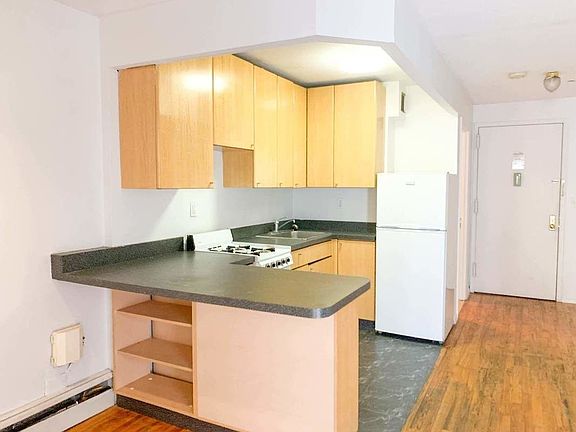 5th image of 530 W 47th St #3AB