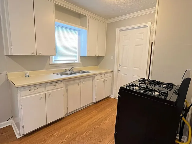 313 W Peach St — Photo 7