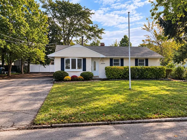 2909 Falcon Ave, Medford, NY 11763