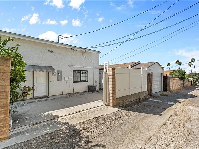 1031 E Tujunga Ave #A — Photo 1