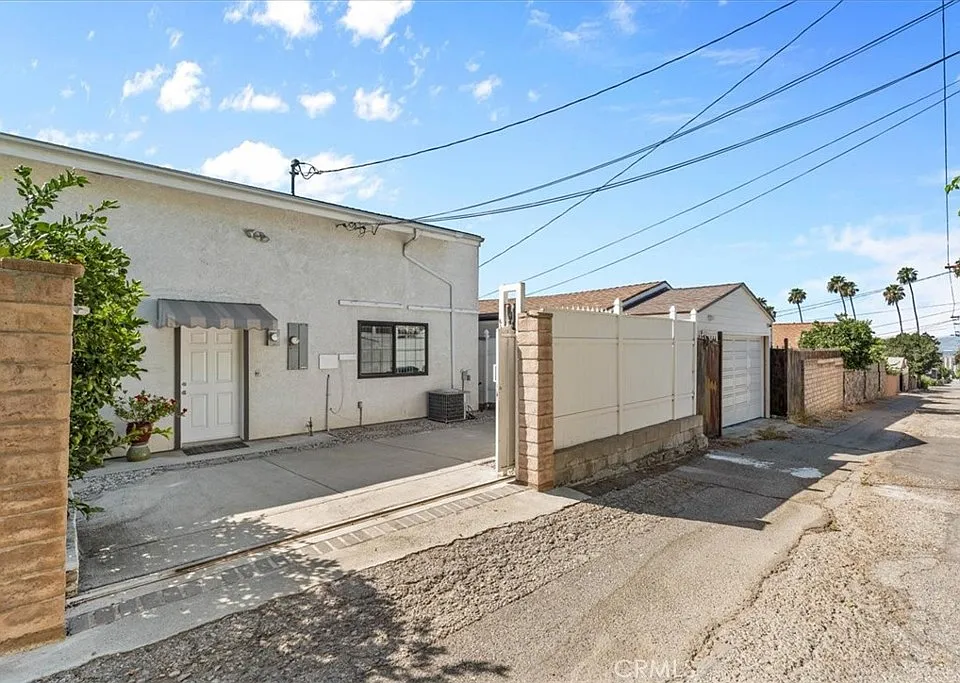 1031 E Tujunga Ave #A