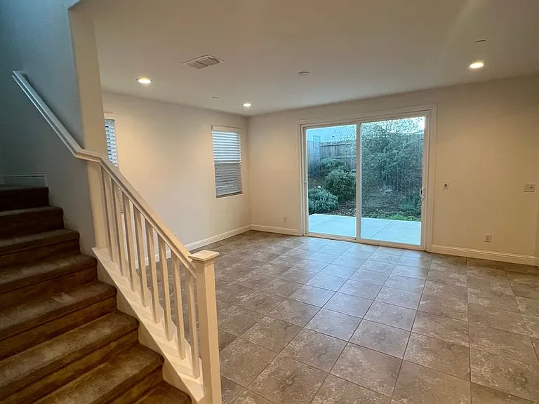 1512 Peony Ln — Photo 4