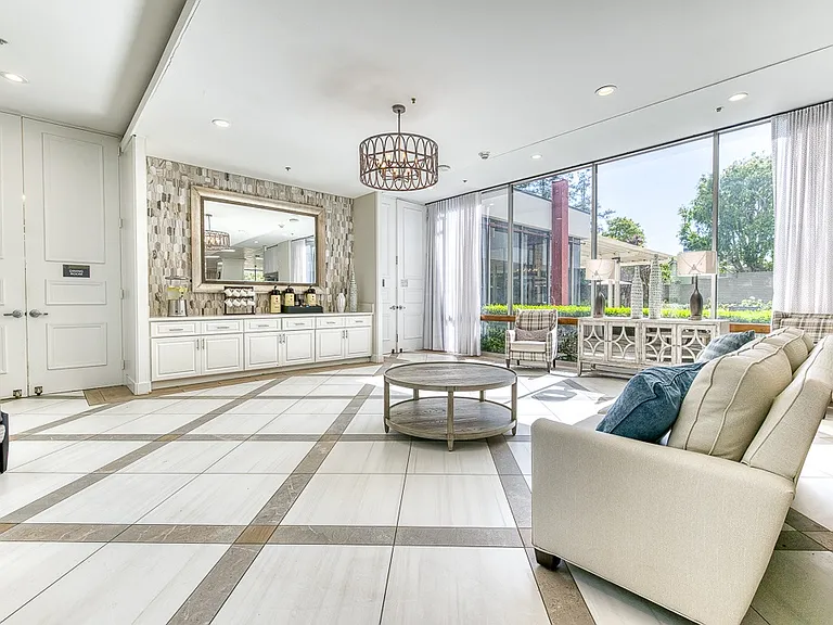 Bay Towers at Bixby Knolls - 55+ Active Adult Apartments — Photo 12
