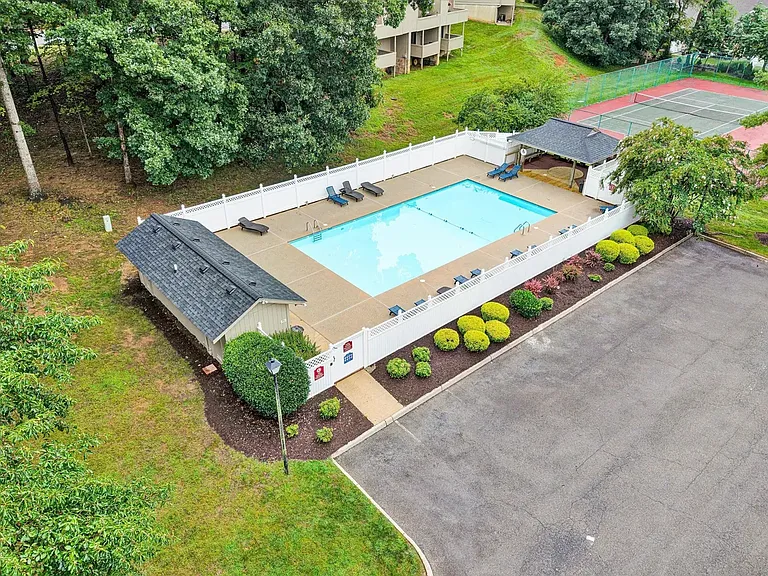 7122 Woods Crossing Dr — Photo 18