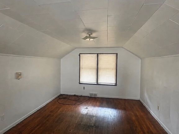 4th image of 9358 Robson St