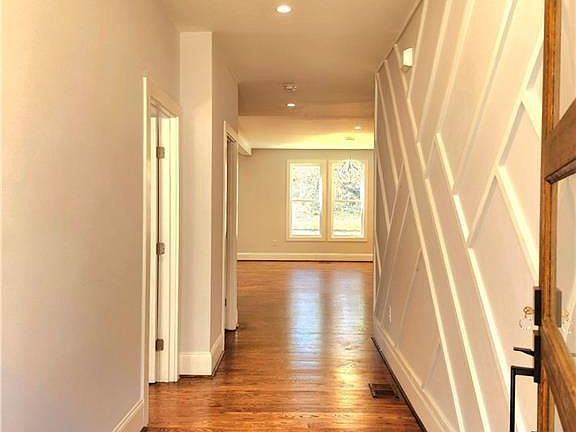 5th image of 1112 Shepherds Ln NE