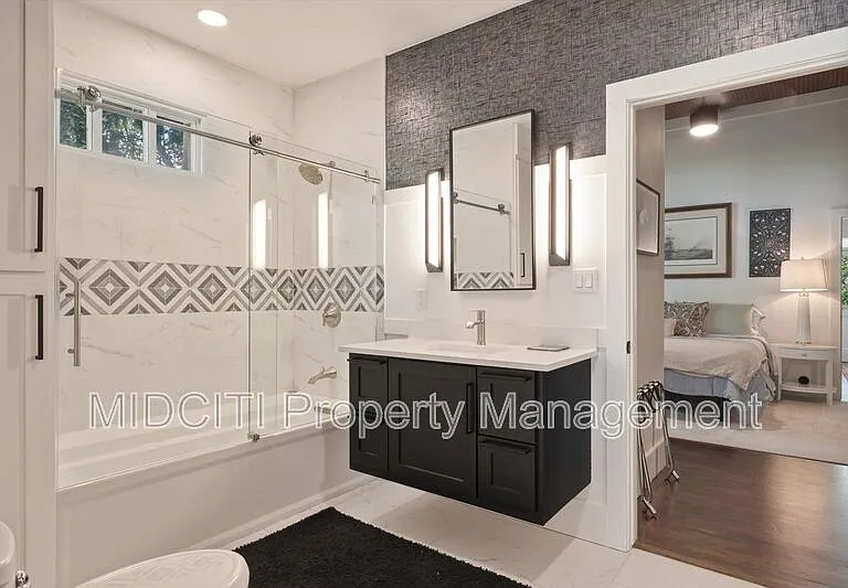 1017 W Hopkins St — Photo 14