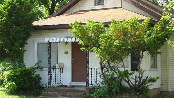 306 E College St — Photo 1