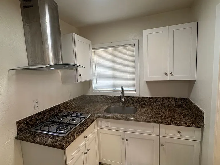 819 S Cypress Ave — Photo 5