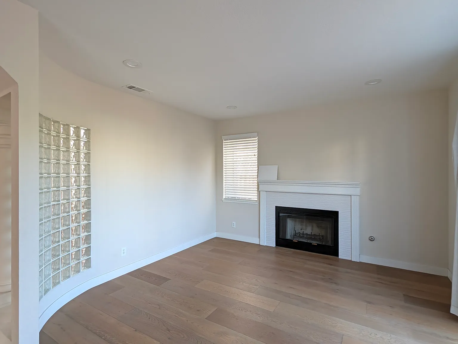 4 bed, 2.5 bath, 1869 sqft, $4,680 — Photo 4